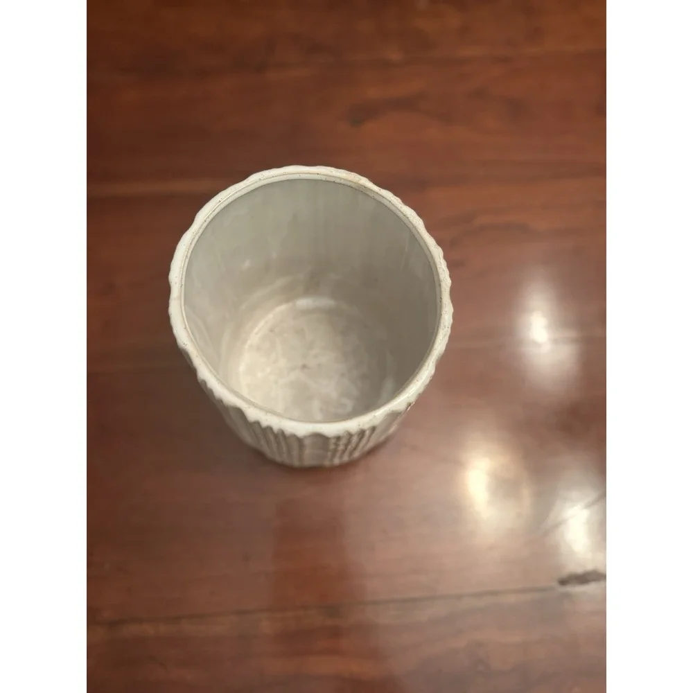 White Modern Pot‎ with Vertical Lines 5.25